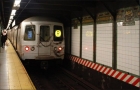 "Crima de la metrou" se repetă în New York: Un adolescent care vorbea incoerent într-o staţie de metrou l-a lovit pe un bărbat şi l-a aruncat pe şine