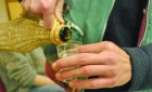 Bărbaţii ar trebui să renunţe la alcool cu cel puţin trei luni înainte de a concepe un copil (studiu)
