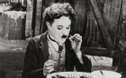 Charlie Chaplin era pedofil si pervers: "M-a sedus când aveam 15 ani. Mă împrumuta altor bărbaţi și voia să mă vadă facând sex cu femei!"