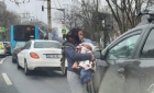 Fake-cerșeala face ravagii la semafor: Femei cu "bebeluși" din cârpe în brațe cer bani de lapte praf!