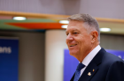 I se rupe de popor: Iohannis a plecat astăzi în Germania cu avionul privat
