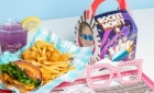 McDonald's e în centrul unui scandal - Relația homosexuală a lui Elton John este promovată în meniul pentru copii Happy Meal