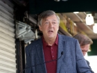 Stephen Fry se confruntă cu acuzaţii de blasfemie după comentarii controversate legate de Dumnezeu şi religie