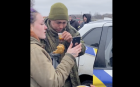 Un soldat rus a izbucnit în plâns după ce a fost hrănit de civilii ucraineni şi a fost lăsat să vorbească la telefon!