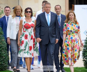 Carmen Iohannis la Paris cu rochie Dolce&Gabbana și geantă Dior
