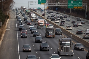 Convoiul Poporului: Camioanele se învârt în jurul capitalei SUA pe autostrada de centură în încercarea de a atrage atenția guvernanților! 