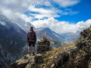 Cum să te îmbraci pentru munte? Alegerea pantalonilor scurți trekking pentru bărbați
