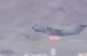 Avion militar filmat în timp ce lansează capcane termice la scurt timp după decolarea de pe aeroportul din Kabul