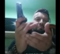 Bărbat filmat în timp ce se droghează și îl amenință cu un pistol pe șeful Poliției Dâmbovița: "Mă duc la pârnaie pentru că te mierlesc!"