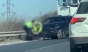 O polițistă a fost filmată în timp ce lovea cu piciorul în cap un bărbat. Totul s-a întâmplat pe Autostrada Soarelui