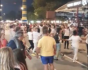 Românii nu respectă distanțarea socială! Sute de turiști s-au prins într-o horă la Mamaia