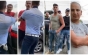 Un activist de mediu care a sunat la 112 pentru a sesiza un transport suspect de buşteni a fost atacat sub ochii poliţiştilor. "Te omor în direct!"