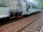 Un tren cu 200 de călători a luat foc în Prahova. Incendiul a izbucnit la un vagon, iar o femeie a suferit un atac de panică