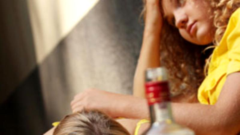 Agenţia Naţională Antidrog: 82% din elevii români consumă alcool, ajung să bea de la 13 ani sau chiar mai devreme!