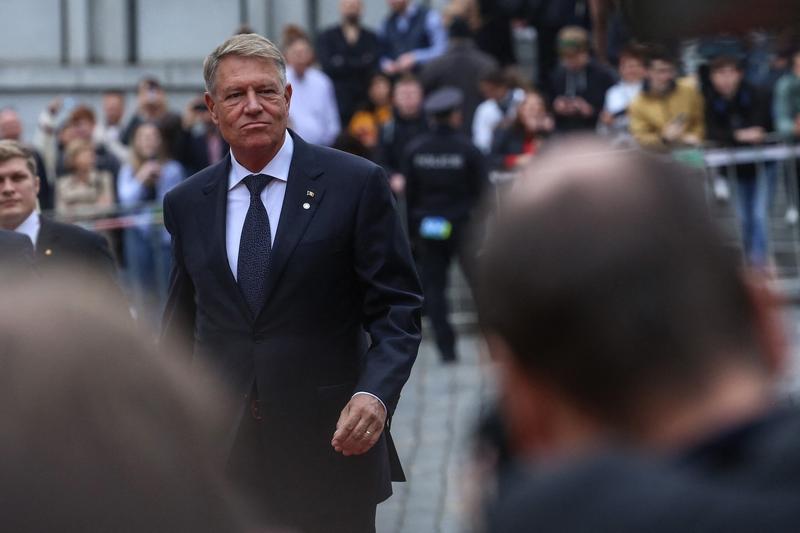 Avionul privat închiriat de Iohannis pentru deplasarea în Marea Britanie a făcut o escală de aproximativ 20 de minute la Sibiu
