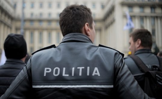 Ce amante sunt la modă în Poliția Română? Un mare șef a fost prins la nevasta unui fost polițist de la Rutieră care e si ea polițistă!