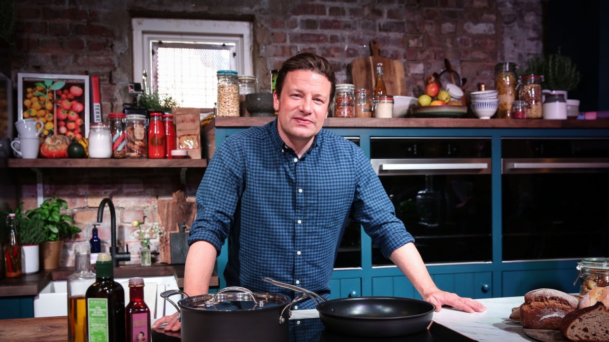 Celebrul master-chef Jamie Oliver este nevoit să-și retragă o carte pentru copii după un scandal imens