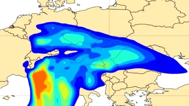 Celebrul nor de praf saharian ajunge azi în România! Va face cerul portocaliu