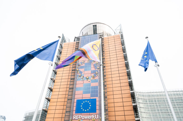 Ceremonie de arborare a steagului LGBT la Comisia Europeană. Ursula: Azi și în fiecare zi, sunt mândră să fiu alături de comunitatea LGBT
