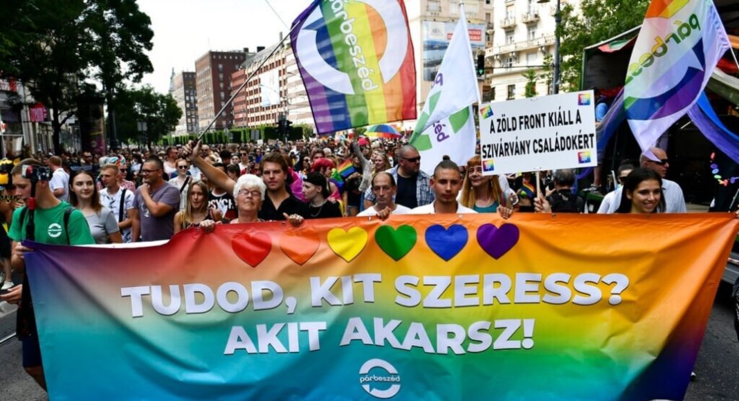 Comisia Europeană a sesizat justiţia UE împotriva Ungariei în legătură cu legea ce restricţionează accesul minorilor la conţinuturi LGBT+