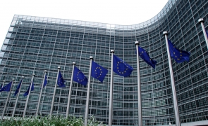 Comisia Europeană renunță la plafonarea prețului gazelor rusești după opoziția Norvegiei. Acum vrea o taxă de solidaritate pentru companiile din energie