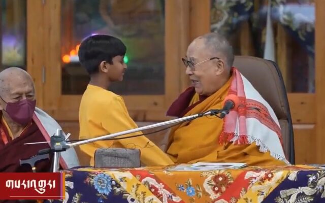 Dalai Lama își cere scuze după ce a sărutat un băiat pe gură și i-a cerut să îi 