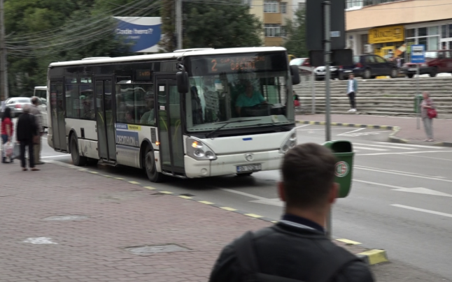 Femeie bătută de un individ pentru că a tuşit într-un autobuz plin cu oameni. 