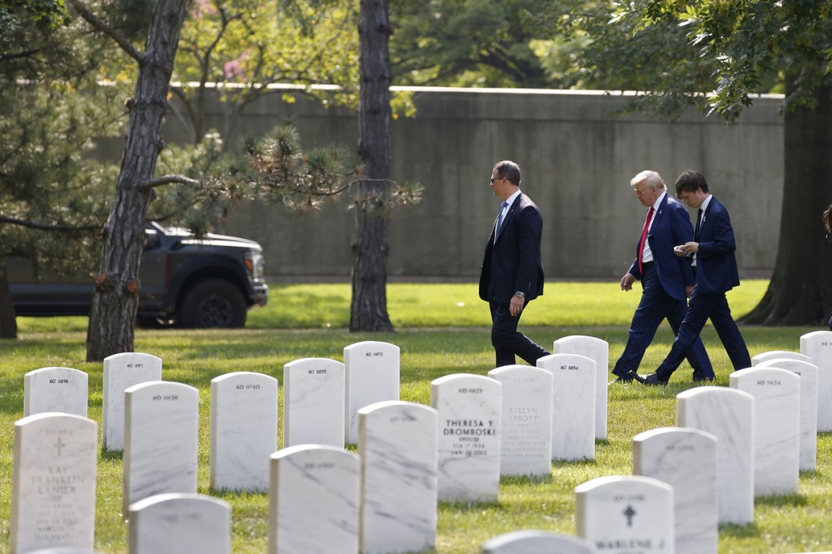 Incident în campania lui Trump - Doi membri ai echipei s-au bătut cu un oficial al unui cimitir
