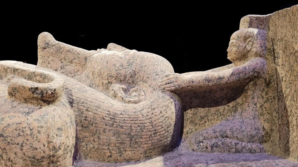 La început nu se știa cine este ocupantul unui sarcofag egiptean. Apoi, un mic ornament a dezvăluit un nume foarte mare