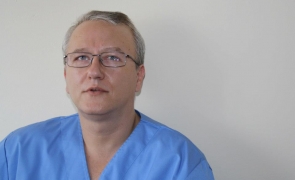 Medicul Răzvan Constantinescu despre cum se va încheia pandemia: Farsă în două acte. Mascarada se va fâsâi precoce si reincepe 