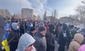 Mii de oameni au ieșit să protesteze, după ce primarul din Melitopol a fost răpit