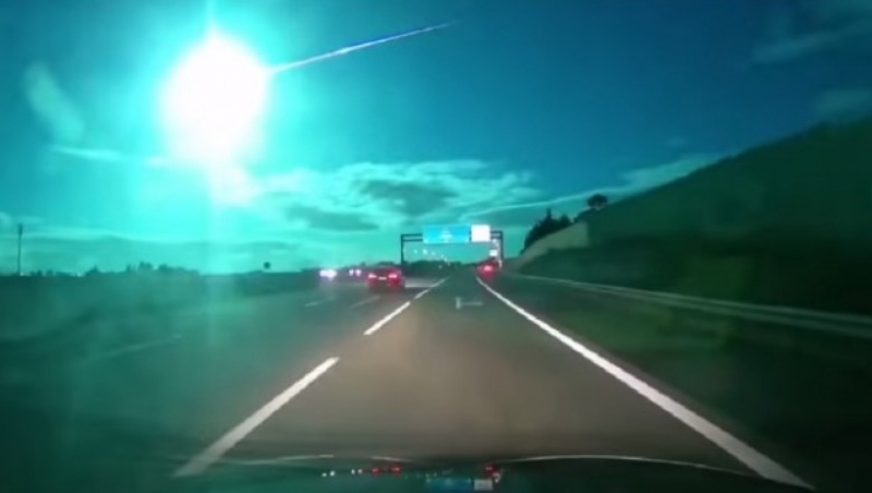 Momentul în care un meteorit s-a dezintegrat și a luminat cerul în nuanțe de albastru în Europa
