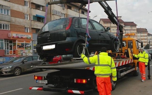 Păţania unui bărbat care s-a trezit cu maşina ridicată după ce locul de parcare a fost marcat pe sub autoturism