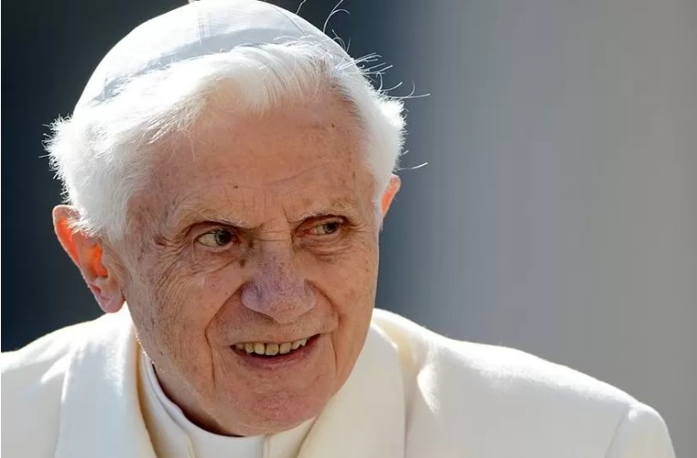 Papa Benedict a murit la 95 de ani. A mai trăit zece ani după ce l-au “demisionat” pe motiv de boală foarte gravă!