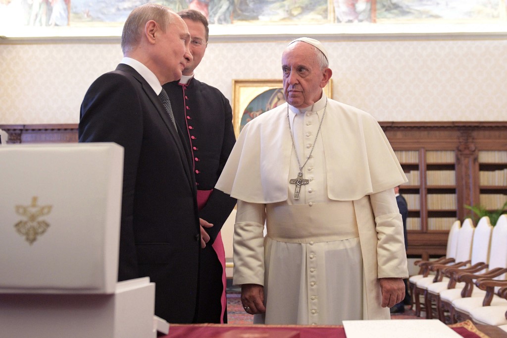 Papa Francisc, către ortodoxul Vladimir Putin: 'Pentru numele lui Dumnezeu, vă cer, opriți acest masacru. Dumnezeu este doar Dumnezeul păcii, nu al războiului'