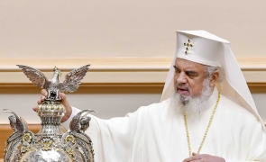 Patriarhul Daniel spune bancuri: Unul cu milițieni și unul cu spa!