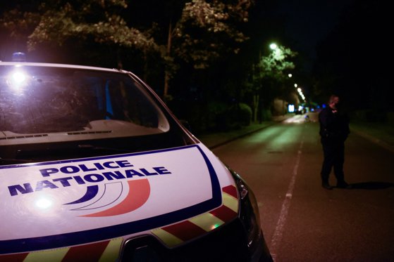 Patru persoane, printre care şi un minor, au ajuns în custodia poliţiei în cazul profesorului decapitat lângă Paris