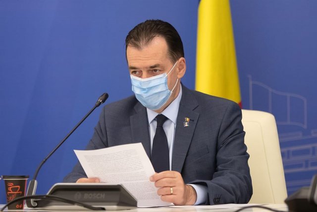 Premierul se plânge că este atacat de USR la fel de mult ca şi de PSD