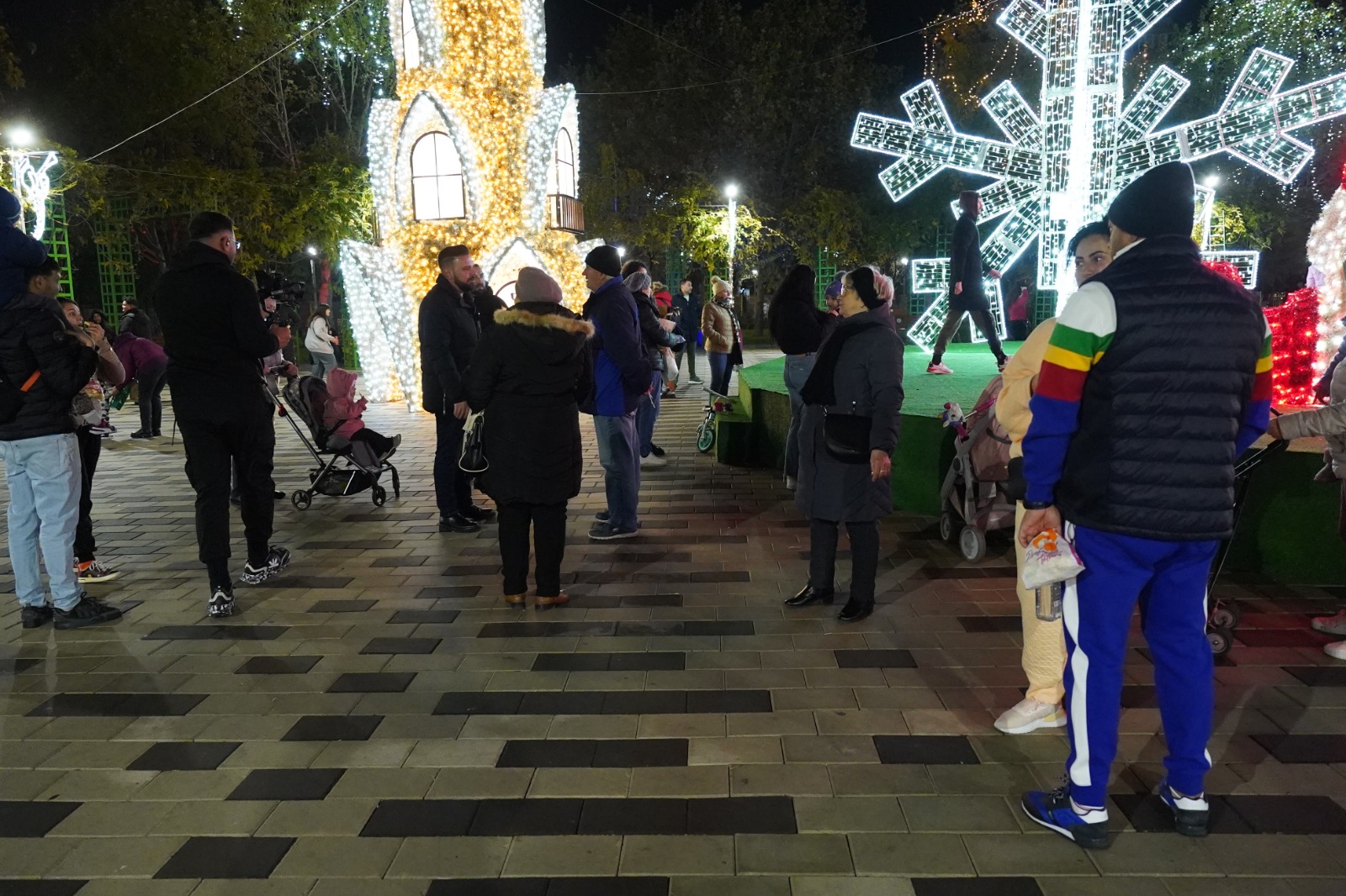 Primul primar din București care a aprins luminile sărbătorilor de iarnă

