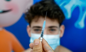 Riscul de spitalizare al băieților sănătoși din cauza unui efect advers rar al vaccinului anti-Covid-19 Pfizer ar putea fi mai mare decât riscul de spitalizare