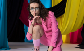 Rușine de nedescris la Eurovision 2023 - LGBTIstul Theodor Andrei nu s-a calificat în finala de sâmbătă, a cantat fals pe o piesa penibilă pe banii contribuabililor de la TVR
