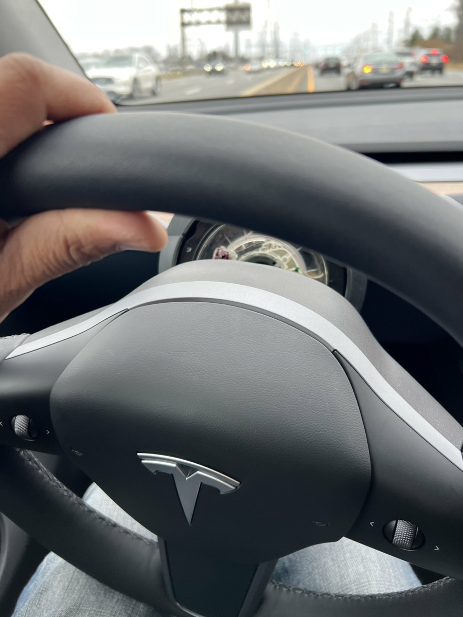 SUA deschide o anchetă asupra a 2,6 milioane de vehicule Tesla, din cauza funcţiei de conducere la distanţă
