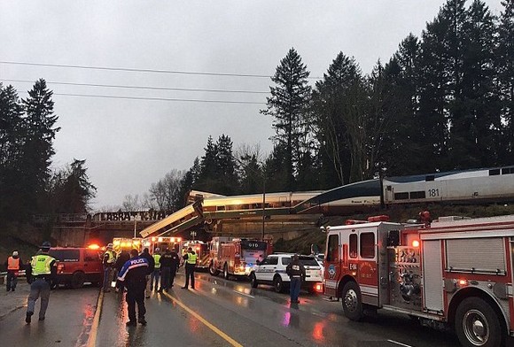 Tragedie cu morţi şi răniţi! Un tren a deraiat peste autostradă lângă Washington