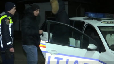 Un bărbat a rămas fără un picior după ce un șofer urmărit de poliție a intrat în el cu mașina