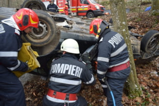 Un microbuz plin cu 16 muncitori, rasturnat pe DN 1. Zece persoane au fost transportate la spital