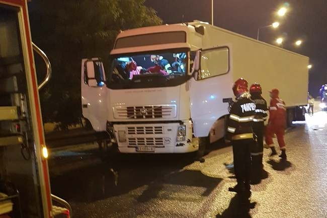 Un șofer de camion a făcut infarct la volan. În ultimele clipe, bărbatul a reușit să oprească TIR-ul