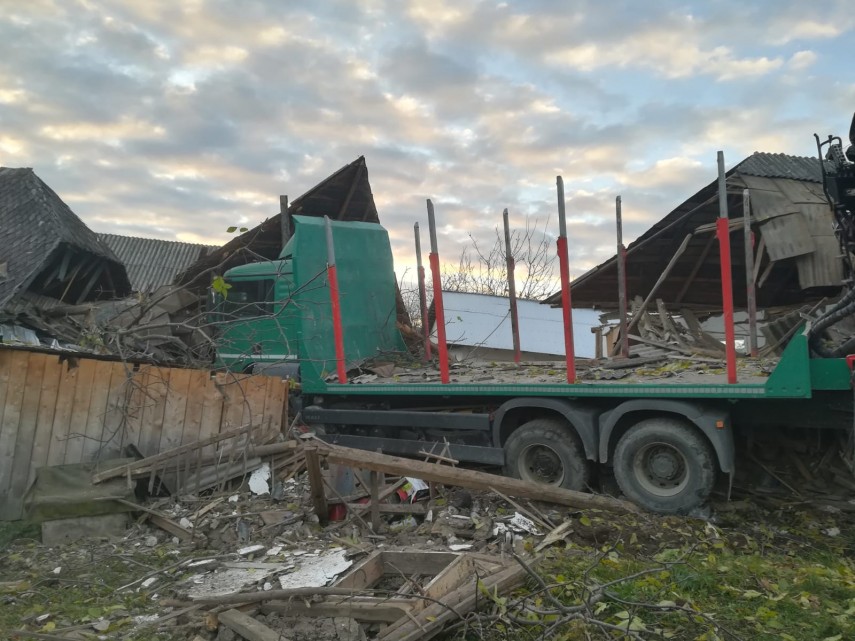 Un TIR a dărâmat o casă în localitatea Bălțătești, Târgu Neamț. O fată de 16 ani, prinsă sub dărâmături