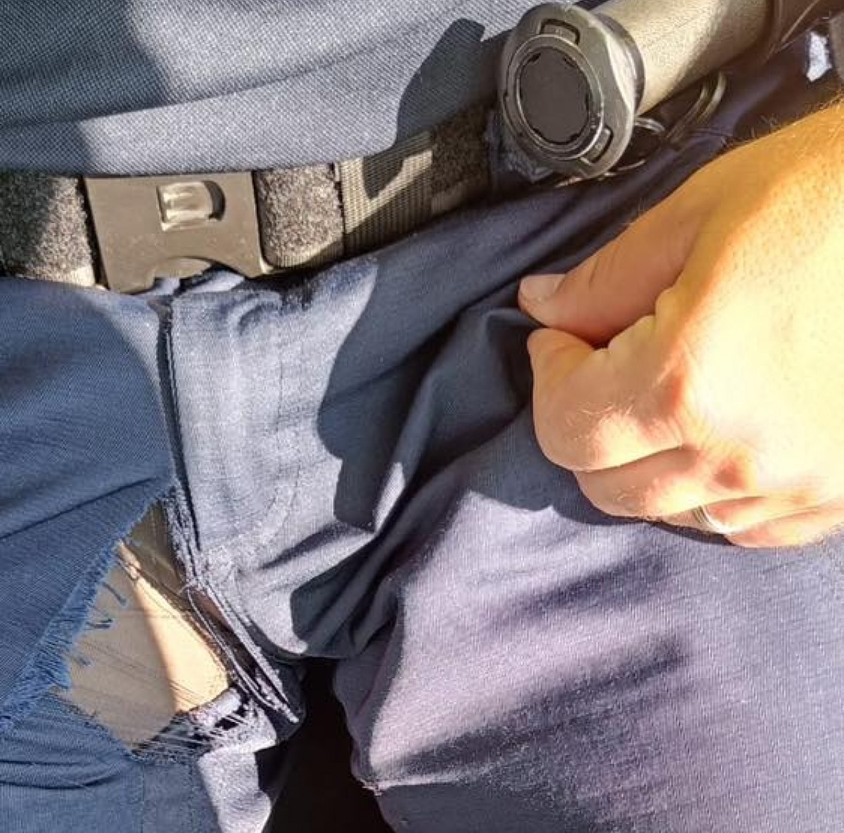 Uniformele polițiștilor se rup și îi lasă pe aceștia în 