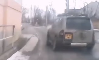 Video teribil: Cum trag polițiștii focuri de armă după o mașină urmărită prin mijlocul satului. 